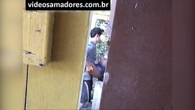 偷窥狂拍下年轻夫妇做爱的画面,直到他发现了录像。