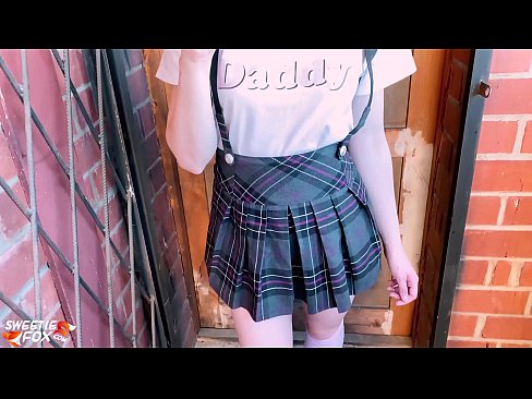❤️ 女学生深深地吸吮她的鸡巴，代替上课做爱 ❌ Fucking video ❌️
